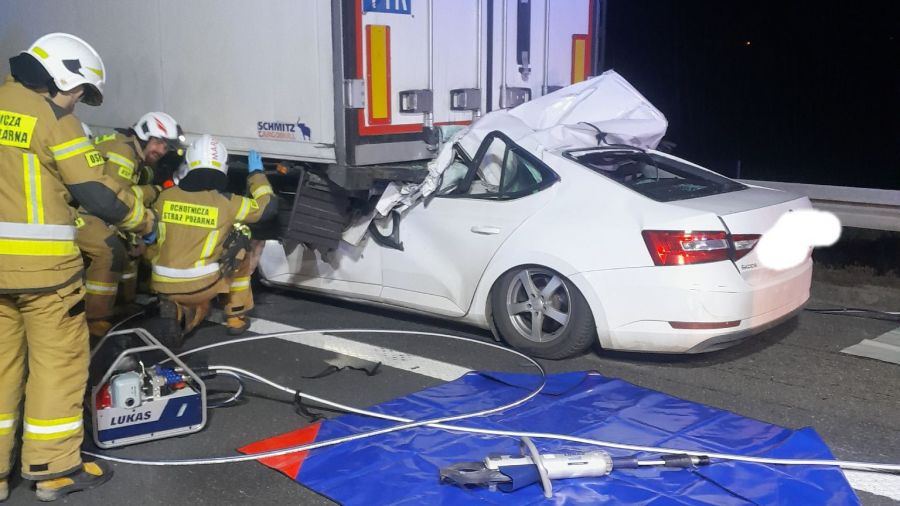Wyszyn, A2, wpadek, samochód wbił się w ciężarówkę, Konin - Koło - Warszawa  (fot. OSP w Kunach)