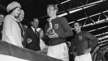 Elżbieta II (z lewej) po przekazaniu mistrzowskiego trofeum Bobby'emu Moore'owi (fot. Getty)