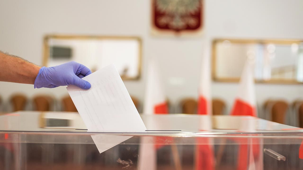 Frekwencja w pierwszej turze głosowania wyniosła 64,5 proc. (fot. Shutterstock/Dziurek) Frekwencja w pierwszej turze głosowania wyniosła 64,5 proc. (fot. Shutterstock/Dziurek)