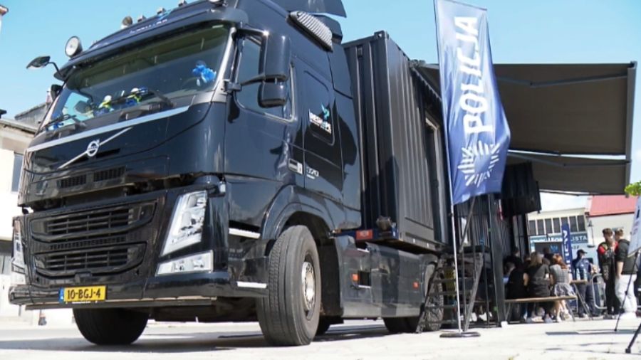 Escape truck stanął w Końskich. Uświadamia zagrożenia współczesnym niewolnictwem 