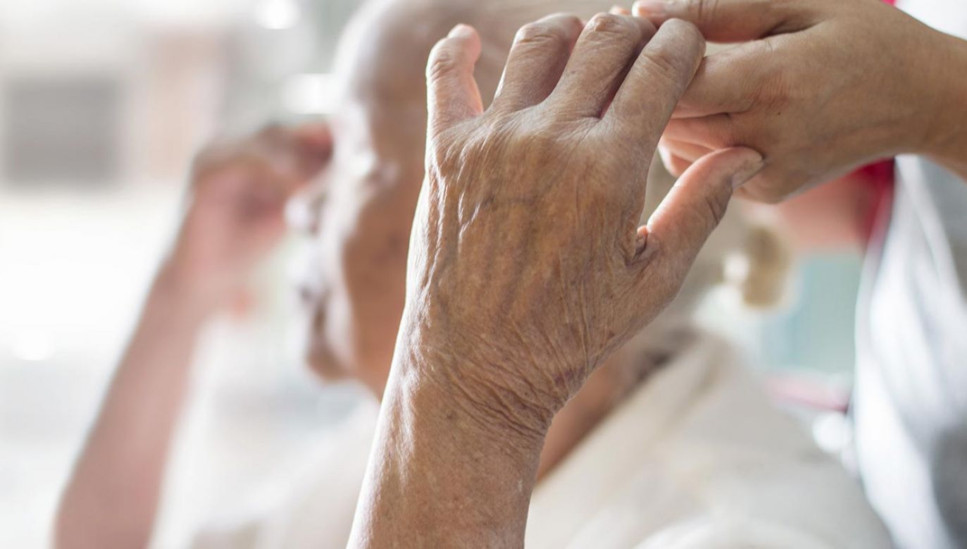 Choroba Parkinsona powoduje m.in. niekontrolowane drżenie (fot. Shutterstock/PopTika)