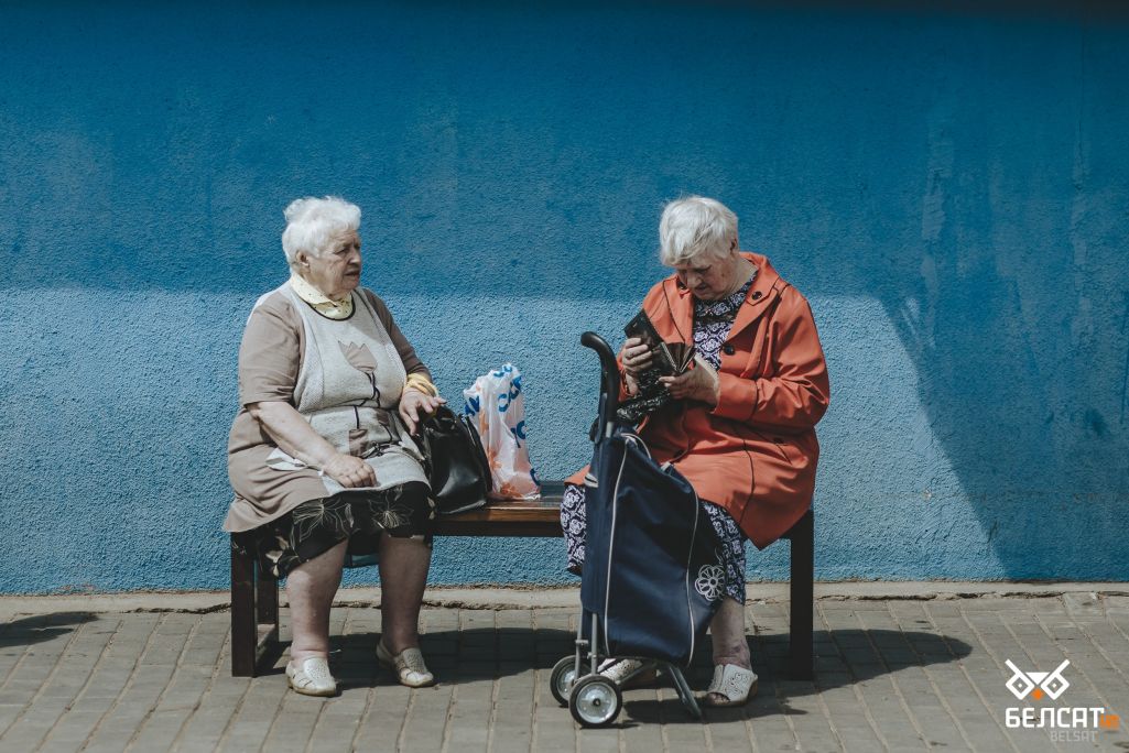 Жанчыны сталага веку адпачываюць на лаўцы. Менск, Беларусь. 19 ліпеня 2022 года. (Фота: Белсат)