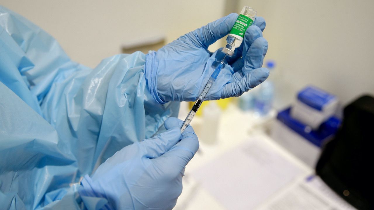 Preparatem firmy AstraZeneca można szczepić osoby w wieku do 69 lat (fot. PAP/EPA/ANDREJ CUKIC) Preparatem firmy AstraZeneca można szczepić osoby w wieku do 69 lat (fot. PAP/EPA/ANDREJ CUKIC)