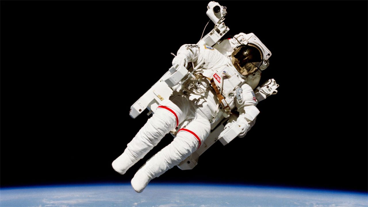 Bruce McCandless podczas spaceru kosmicznego (fot. NASA)