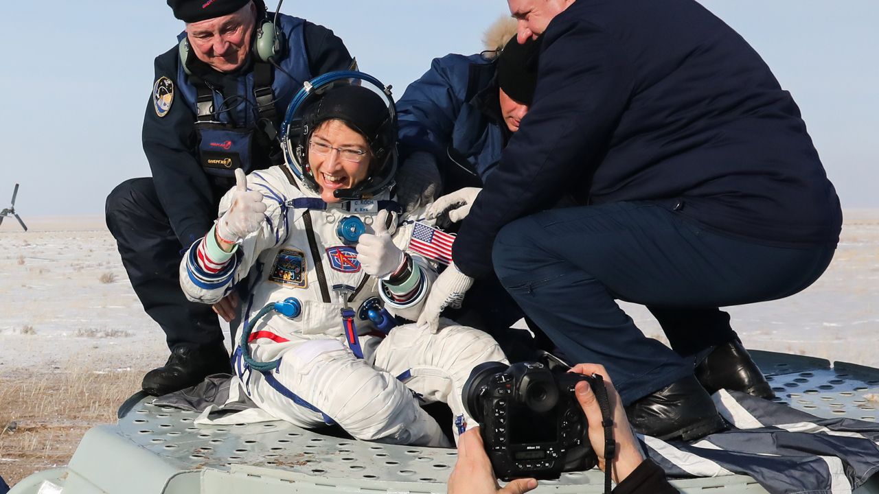 Christina Koch opuszczajaca pokład pojazdu kosmicznego Sojuz, którym wróciła na Ziemię (fot. Alexander Ryumin\TASS via Getty Images)