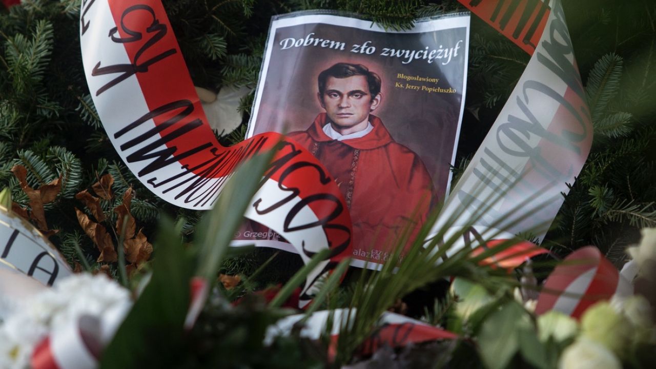 Msze za Ojczyznę odprawiane przez księdza Jerzego w kościele św. Stanisława Kostki w Warszawie gromadziły tysiące ludzi (fot. Adam Guz/Getty Images Poland/Getty Images) Msze za Ojczyznę odprawiane przez księdza Jerzego w kościele św. Stanisława Kostki w Warszawie gromadziły tysiące ludzi (fot. Adam Guz/Getty Images Poland/Getty Images)
