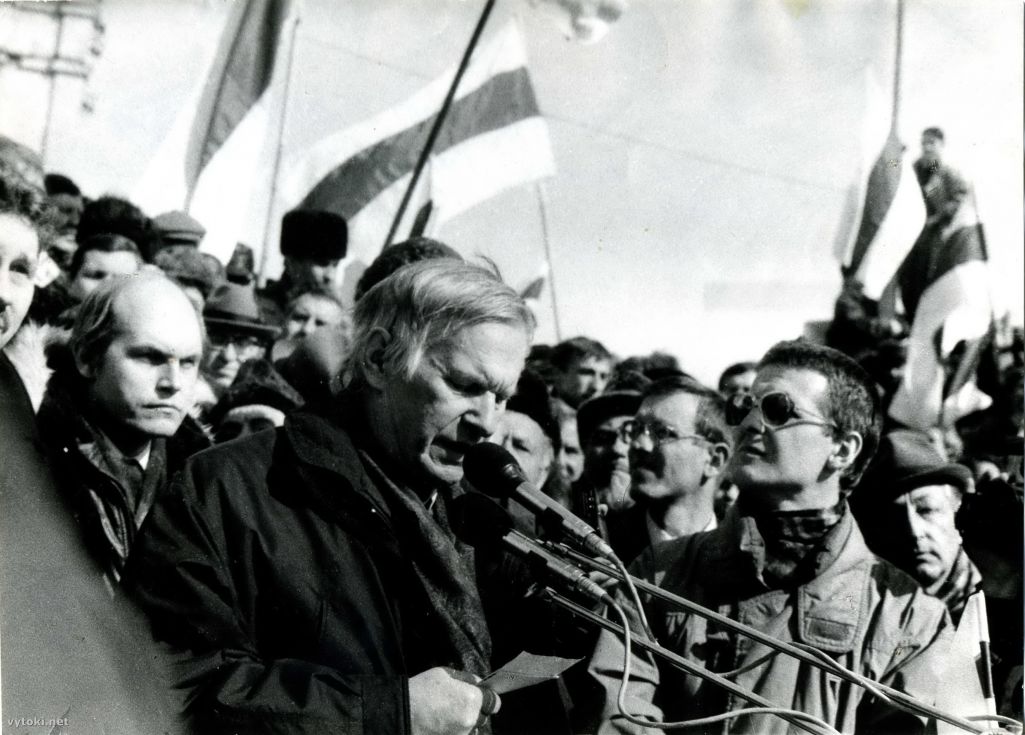 Васіль Быкаў выступае на мітынгу ў гонар 78-й гадавіны абвяшчэння незалежнасці Беларускай Народнай Рэспублікі. Менск, Беларусь. 24 сакавіка 1996 года. (Фота: Віталь Савіч / Vytoki.net)