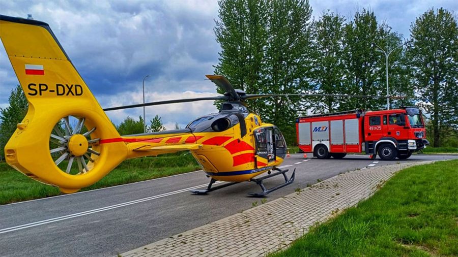 Na miejscu lądował helikopter Lotniczego Pogotowia Ratunkowego (fot. Komenda Powiatowa Państwowej Straży Pożarnej w Nowym Targu)