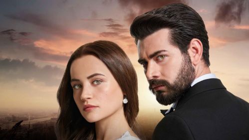 Plakat serialu „Vendetta” przedstawia odtwórców głównych ról – Yagmura Yüksela i Barisa Baktasa. Ich twarze znajdują się na tle panoramy miasta, nad którą zachodzi słońce.