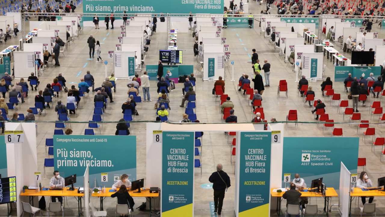 Po raz trzeci w ciągu tygodnia dzienna liczba podanych dawek przekroczyła pół miliona (fot. PAP/EPA/FILIPPO VENEZIA) Po raz trzeci w ciągu tygodnia dzienna liczba podanych dawek przekroczyła pół miliona (fot. PAP/EPA/FILIPPO VENEZIA)
