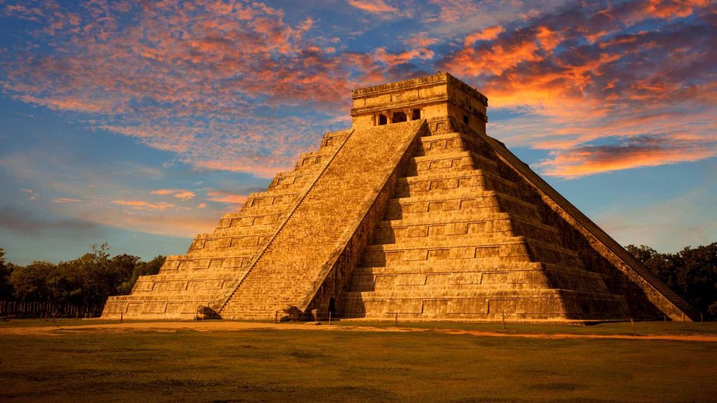 El Castillo (Świątynia Kukulkan) w prekolumbijskim mieście Chichén Itzá. Piramida Majów w Jukatanie, Meksyk. Fot. Ivan Soto Cobos/ Shutterstock