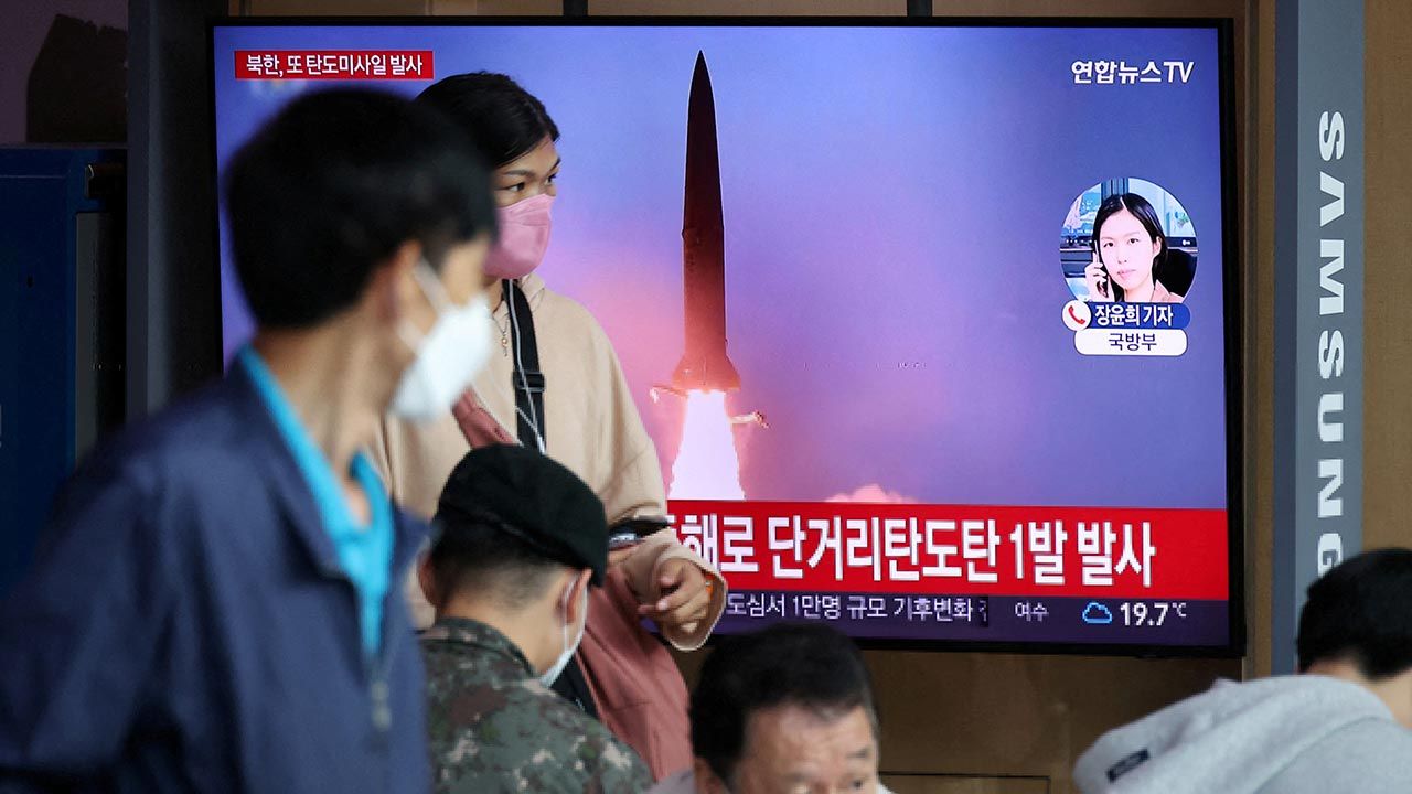 Wystrzelenie rakiety może być odpowiedzią Pjongjangu na przybycie amerykańskiego lotniskowca na wspólne manewry z siłami Korei Południowej  (fot. KIM HONG-JI / Reuters / Forum)