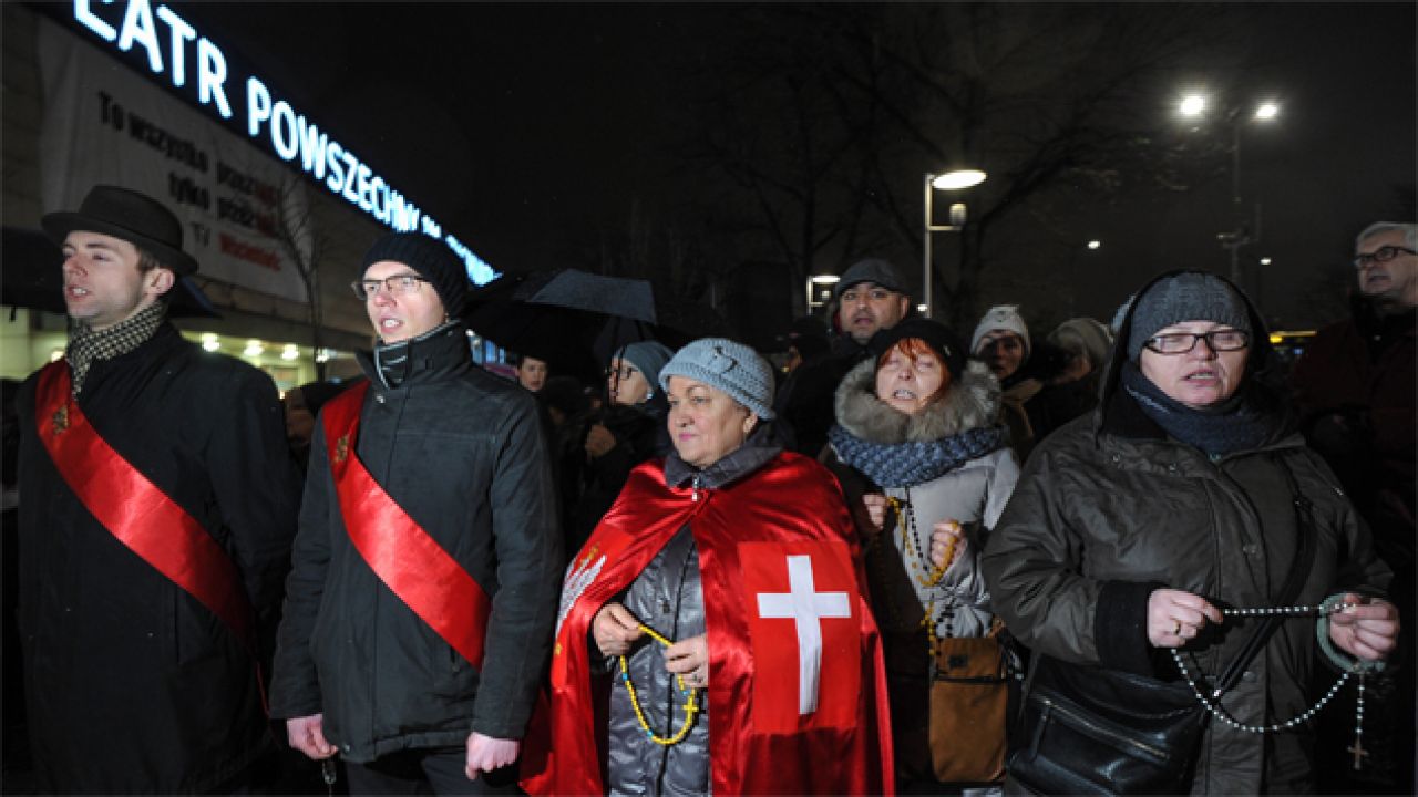 Członkowie Krucjaty Młodych zebrali się przed Teatrem Powszechnym (fot. PAP/Marcin Obara)