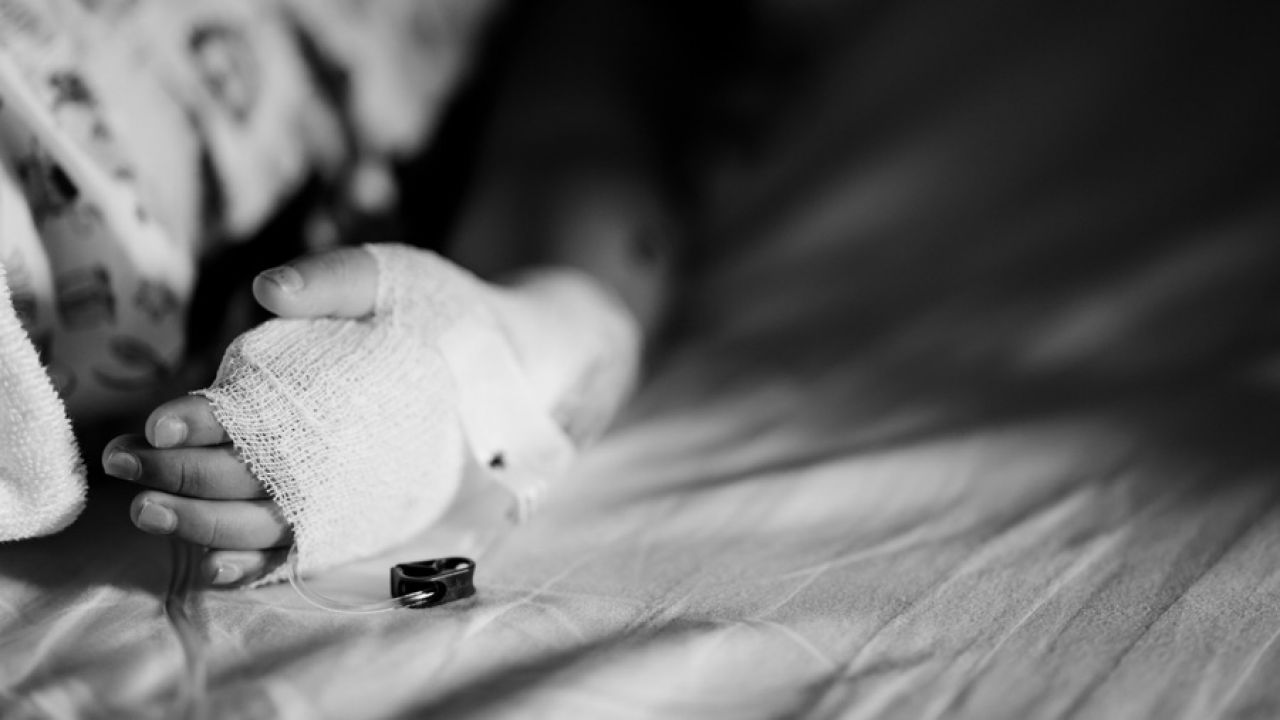 Ugodzone nożem dziecko zmarło na stole operacyjnym (fot. Shutterstock/MIA Studio) Ugodzone nożem dziecko zmarło na stole operacyjnym (fot. Shutterstock/MIA Studio)