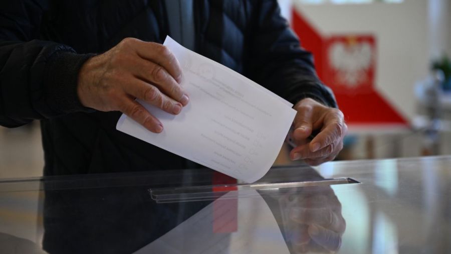 Wybory prezydenckie 2025, druga tura, jak wygląda karta do głosowania? (fot. Marcin Gadomski/PAP)