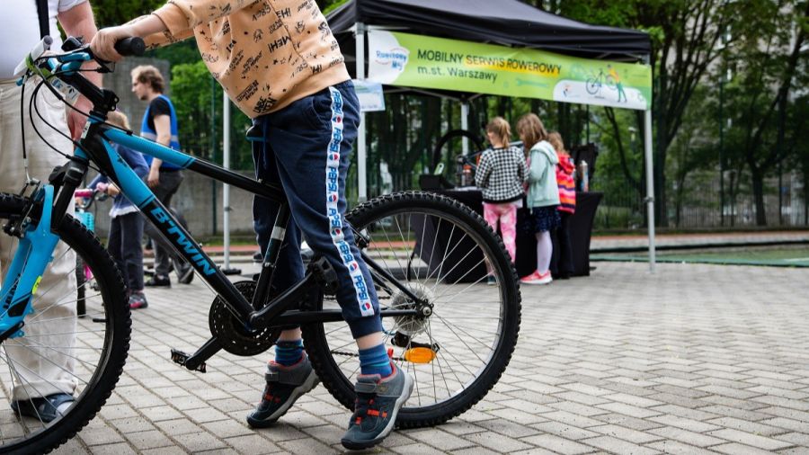 Z serwisu rowerowego mogą skorzystać uczniowie, przedszkolaki oraz personel szkół uczestniczący w akcji. Fot.: UM Warszawa/Materiały prasowe