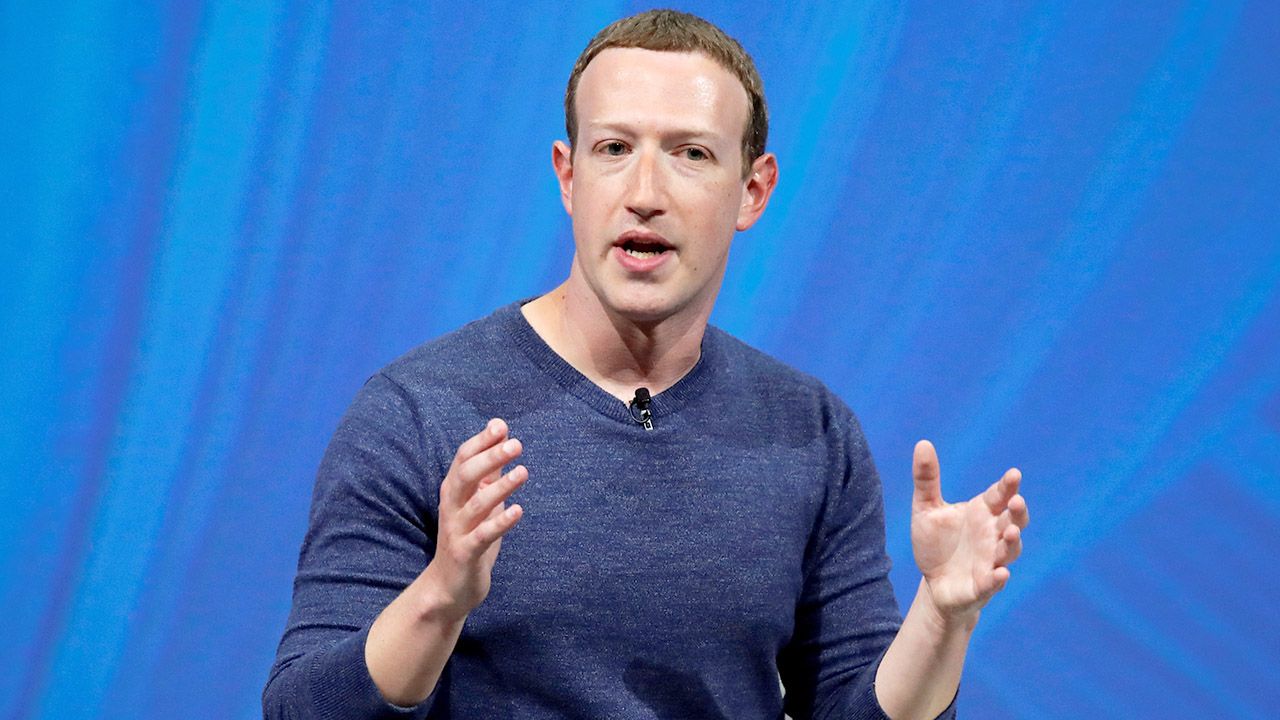 Według szefa Facebooka obraźliwe treści niekoniecznie są usuwane, chyba że krzywdzą lub atakują jakąś osobę (fot. REUTERS/Charles Platiau) Według szefa Facebooka obraźliwe treści niekoniecznie są usuwane, chyba że krzywdzą lub atakują jakąś osobę (fot. REUTERS/Charles Platiau)