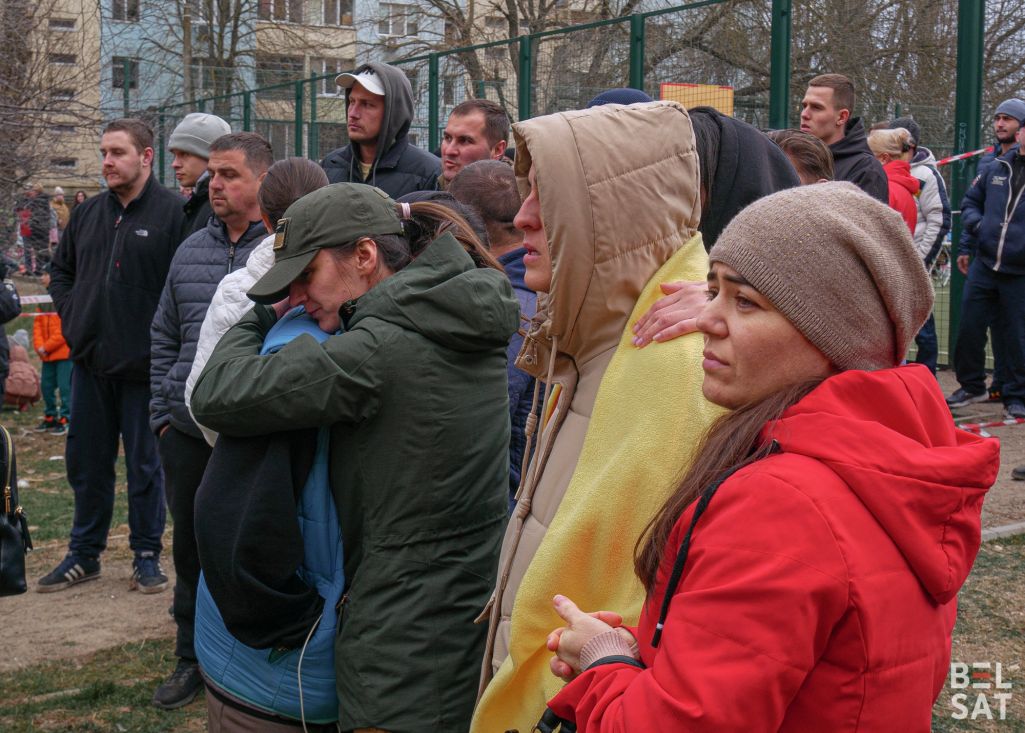 У ноч на 2 сакавіка ў адным з жылых раёнаў Адэсы ў выніку расейскай атакі дронамі тыпу «Шагэд» адбылося траплянне ў жылы дом, што пацягнула абрушэнне часткі дому і гібель некалькіх чалавек. На гэты момант вядома пра пяцярых загінулых, але пад заваламі яшчэ застаюцца людзі, іх колькасць удакладняецца. Адэса, Украіна. 2 сакавіка 2024 года. (Фота: Аляксандр Зяньковіч / Белсат)