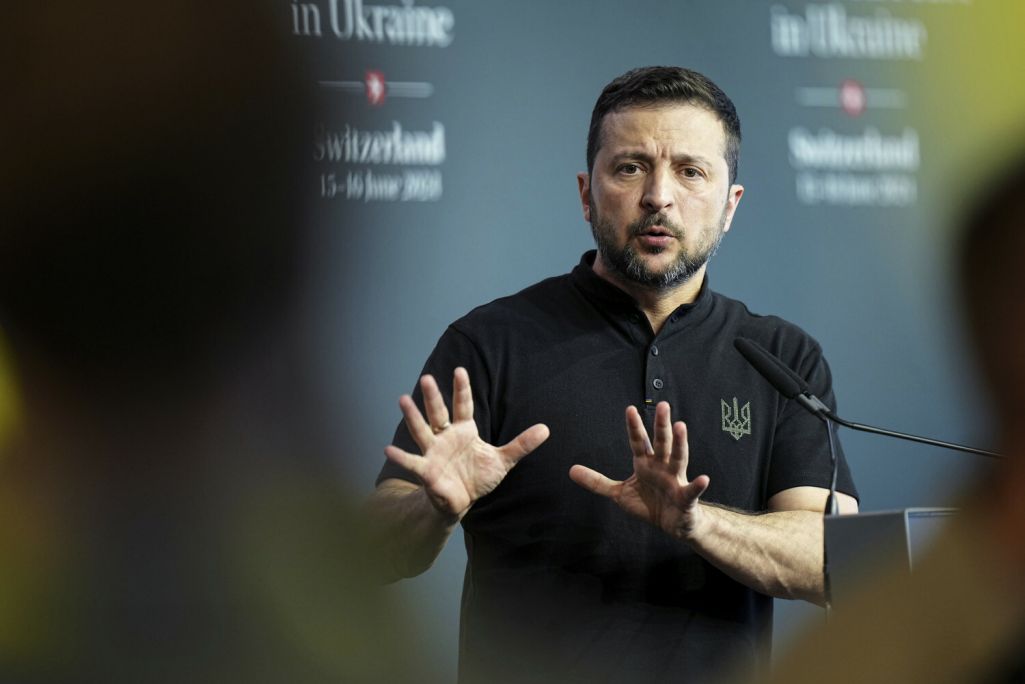 Прэзідэнт Украіны Уладзімір Зяленскі выступае на прэс-канферэнцыі на саміце міру. Оббюрген (Obbürgen), Швейцарыя. 16 чэрвеня 2024 года. (Фота: Laurent Cipriani / AP Photo / East News)