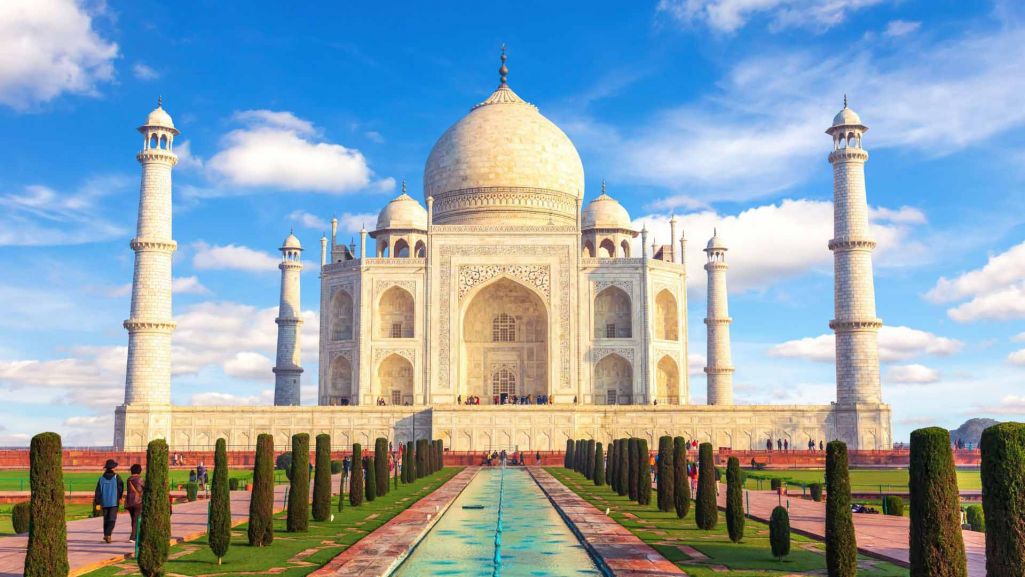 Widok na Tadż Mahal. Słoneczny dzień w Agrze, Uttar Pradesh, Indie. Fot. AlexAnton/ Shutterstock