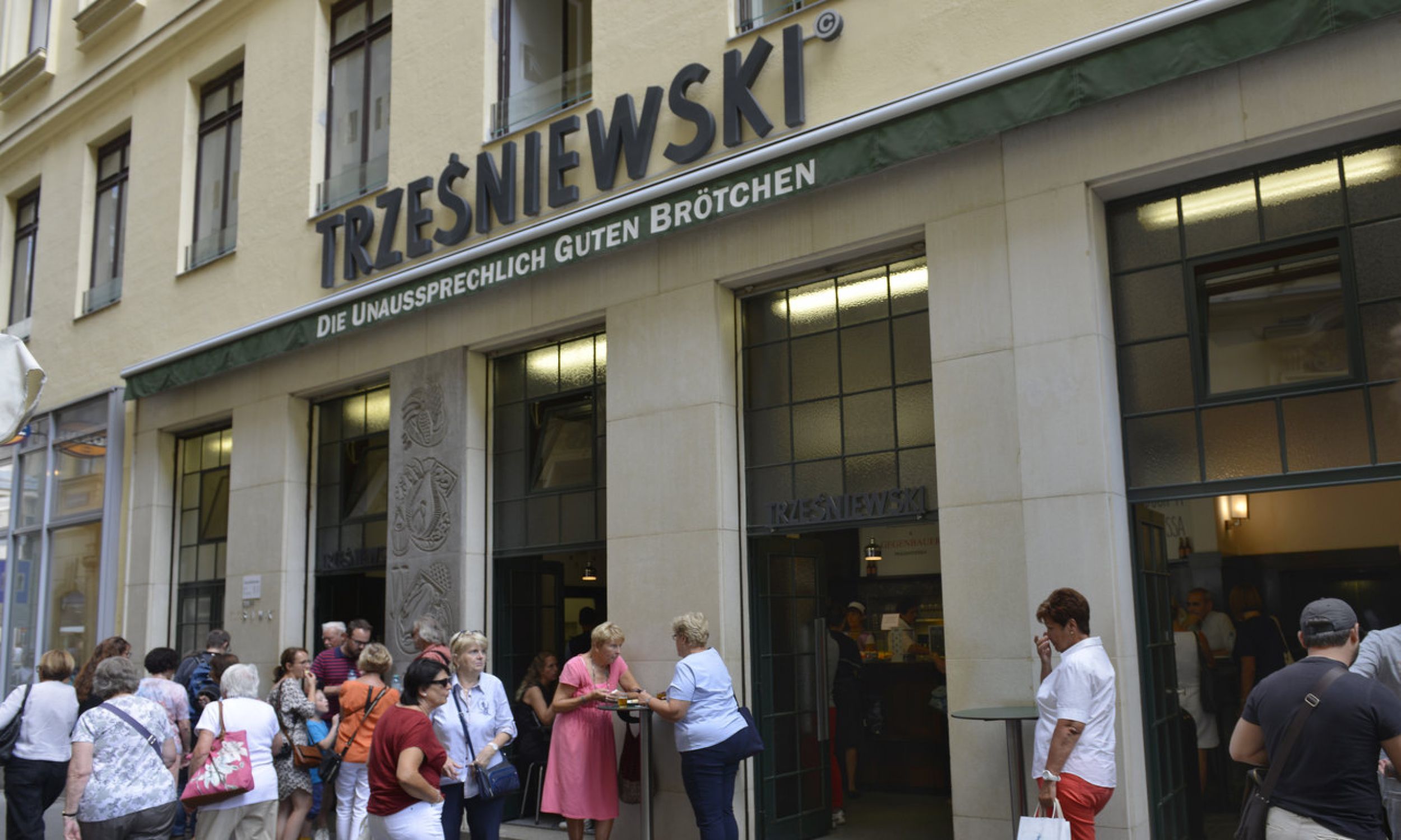 Motto firmy nad wejściem: „Die unaussprechlich guten Brötchen” – niewymownie dobre kanapki. Określenie „niewymownie” odnosi się do nazwiska Trześniewskiego, które Austriakom trudno wymówić. Fot. Schöning/ullstein bild via Getty Images