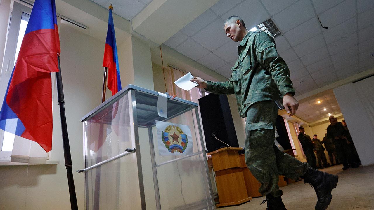 Od 23 do 27 września w okupowanych częściach Ukrainy trwają pseudoreferenda (fot. ALEXANDER ERMOCHENKO / Reuters / Forum) Od 23 do 27 września w okupowanych częściach Ukrainy trwają pseudoreferenda (fot. ALEXANDER ERMOCHENKO / Reuters / Forum)