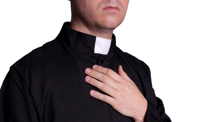 Duchowny przyznał się do zarzutów i chce dobrowolnie poddać karze (fot. Shutterstock/ambrozinio)