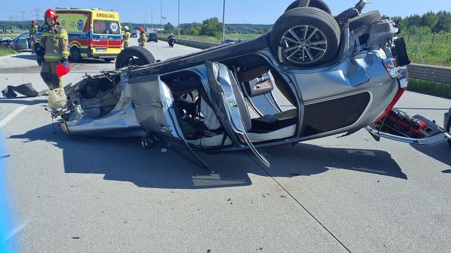 Dachowanie samochodu na autostradzie A1 / Fot. PSP Radomsko