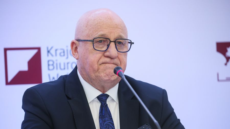 Przewodniczący Państwowej Komisji Wyborczej Sylwester Marciniak podczas konferencji PKW w Warszawie /PAP/Leszek Szymański