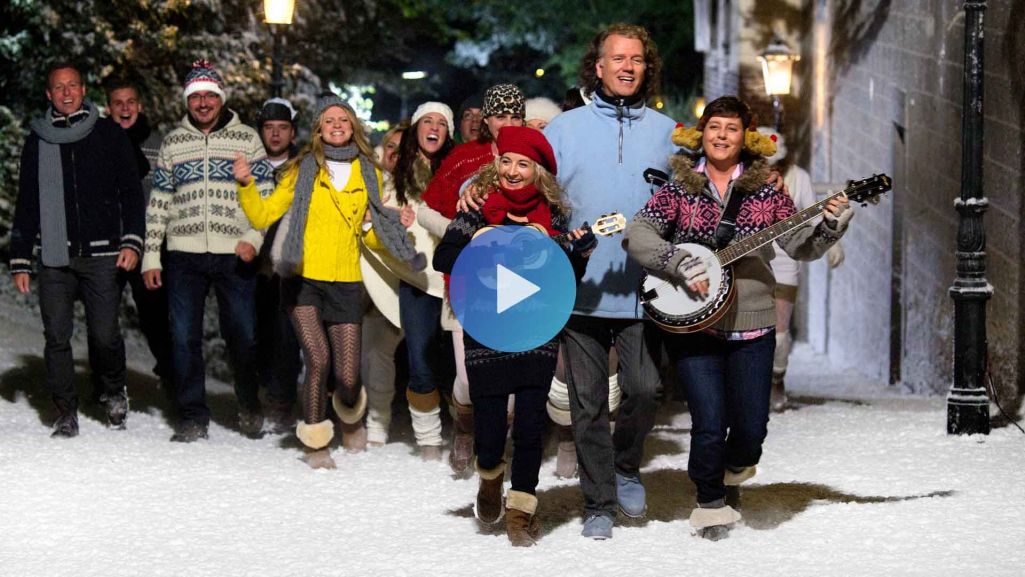 Oglądając koncert „Home for Christmas” możemy odnieść wrażenie, że jesteśmy gośćmi w posiadłości artysty. Fot. Materiały prasowe/ TVP