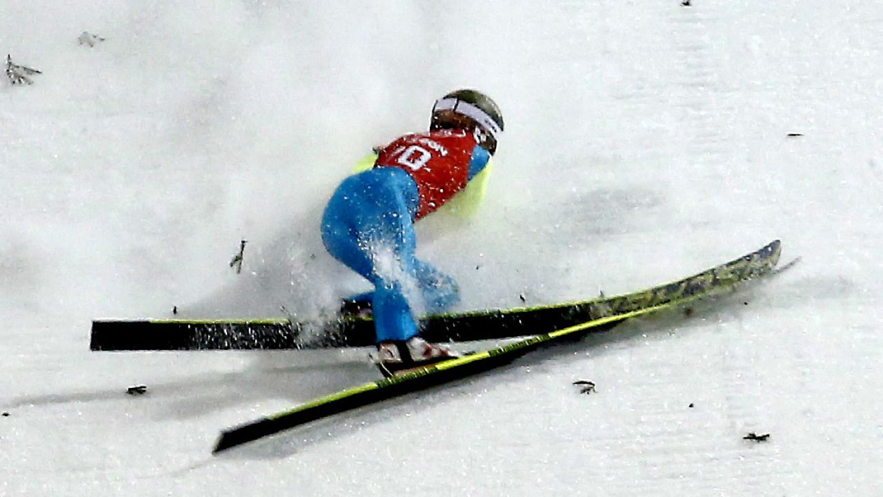 Kamil Stoch podczas upadku na treningu skoków narciarskich (fot. PAP/Grzegorz Momot) Kamil Stoch podczas upadku na treningu skoków narciarskich (fot. PAP/Grzegorz Momot)
