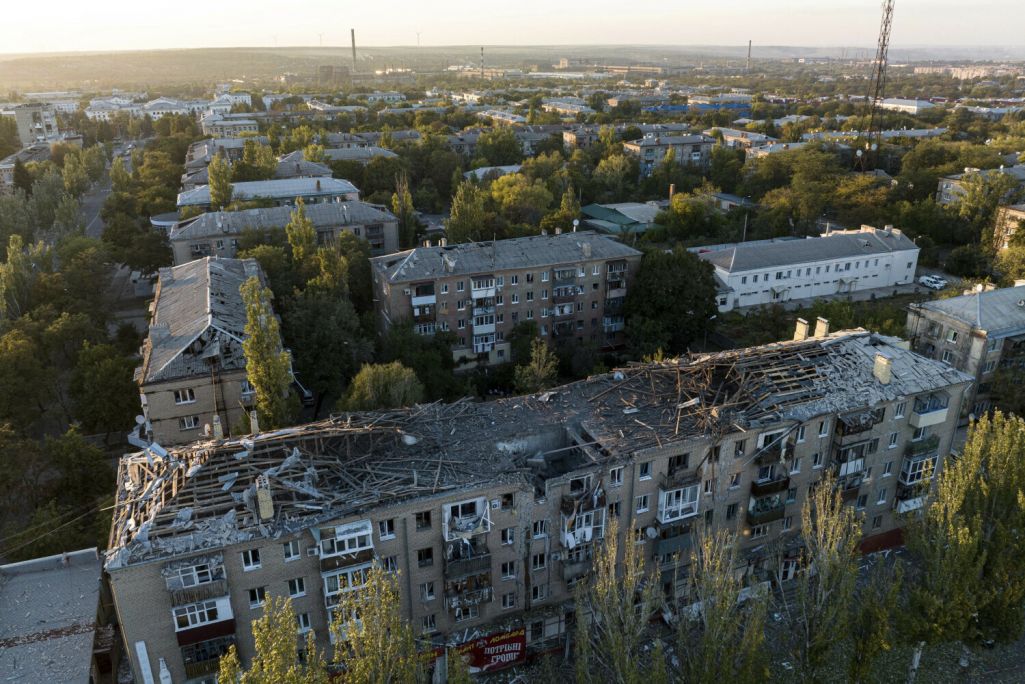 Пашкоджаны жылы дом бачны пасля расейскага авіяўдару па Краматорску, Данецкая вобласць, Украіна. 25 верасня 2024 года. Фота: Evgeniy Maloletka / AP Photo / East News