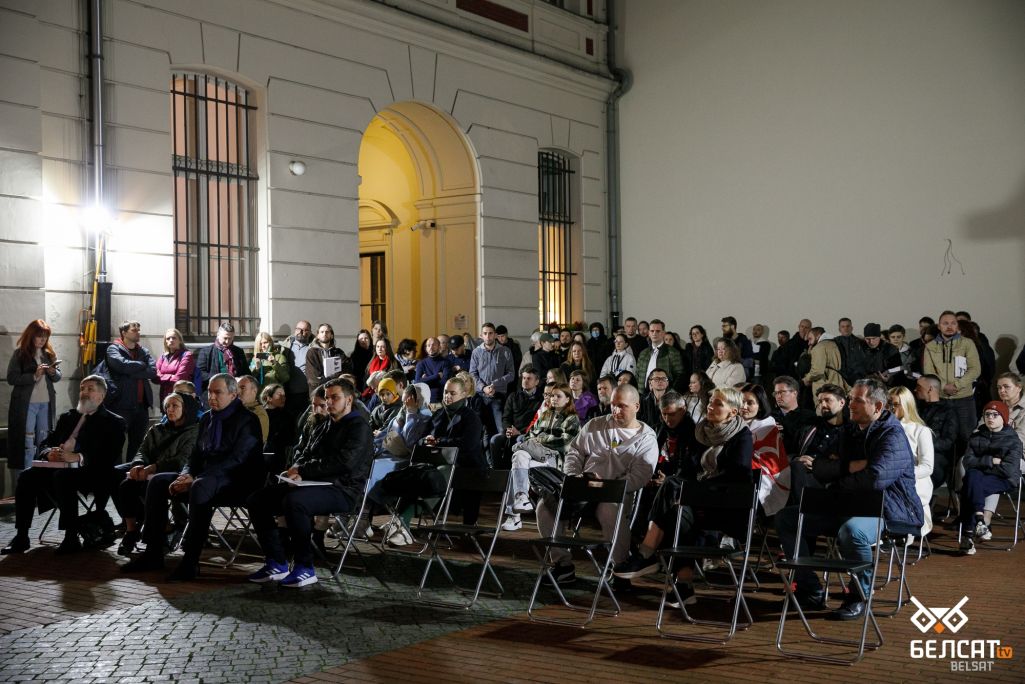 Гледачы ў Музеі Вольнай Беларусі падчас канцэрту – прэзентацыі новага выдання кнігі «(Не)расстраляныя» з сабранымі гісторыямі жыцця беларускіх пісьменнікаў, якія сталіся ахвярамі сталінскіх рэпрэсіяў. Варшава, Польшча. 30 кастрычніка 2022 года. (Фота: Белсат)