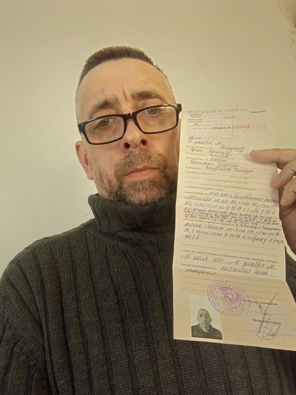 Сяргей Пятрухін з даведкай аб вызваленні з ПК № 3 каля Віцебску. (Фота: з асабістага архіву)