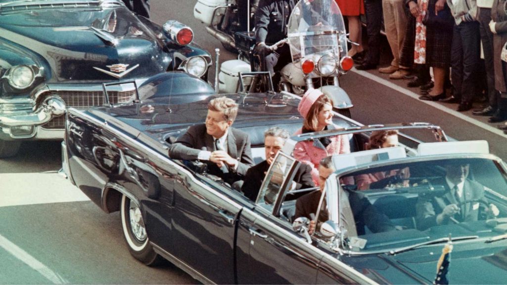 John F. Kennedy i jego żona w limuzynie. To jedno z ostatnich zdjęć prezydenta USA. Fot. Bettmann/ Getty Images