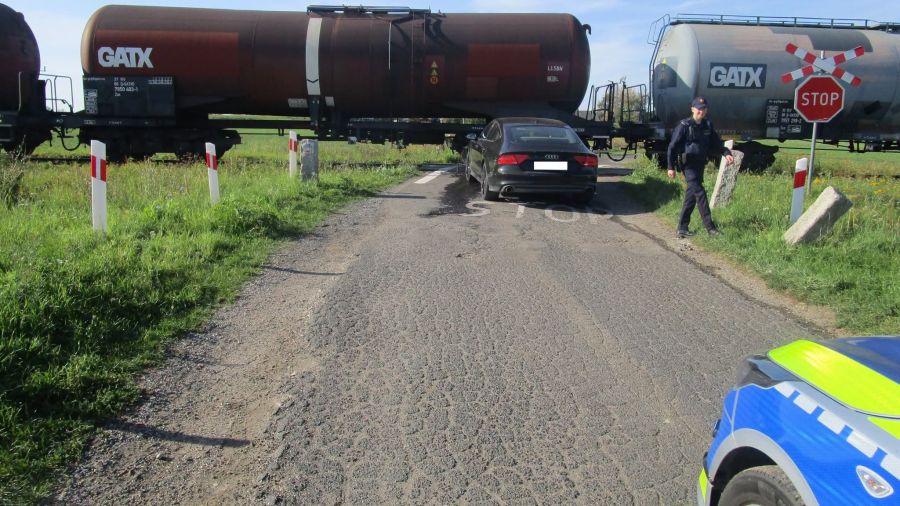Audi wjechało pod pociąg. Po zderzeniu wyszło na jaw coś jeszcze [ZDJĘCIA]