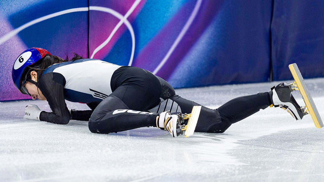 Niezwykłe sceny w short tracku. Koreanka biegła do sędziów z banknotem