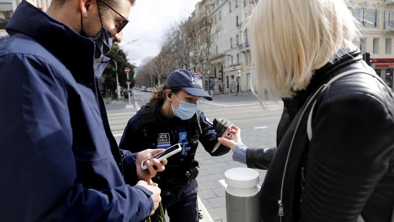 Francuskie służby sprawdzają przestrzeganie obostrzeń sanitarnych (fot. PAP/EPA/SEBASTIEN NOGIER) Francuskie służby sprawdzają przestrzeganie obostrzeń sanitarnych (fot. PAP/EPA/SEBASTIEN NOGIER)