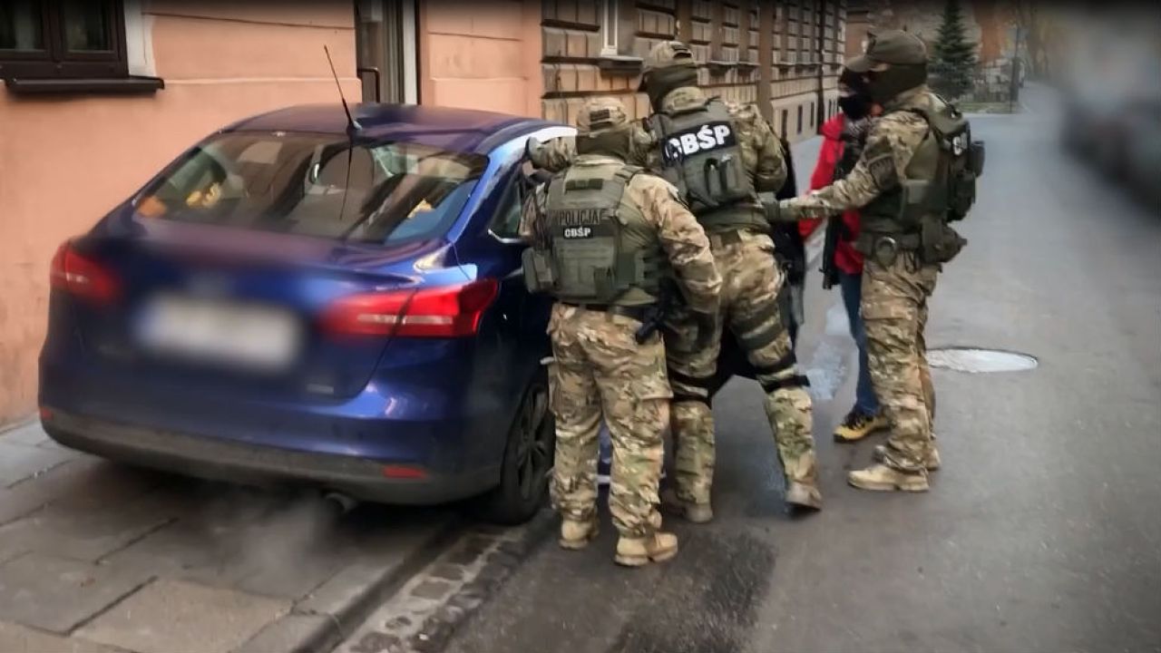 Zatrzymanie kibolskiego gangu „ponad podziałami” (fot. CBŚP) Zatrzymanie kibolskiego gangu „ponad podziałami” (fot. CBŚP)