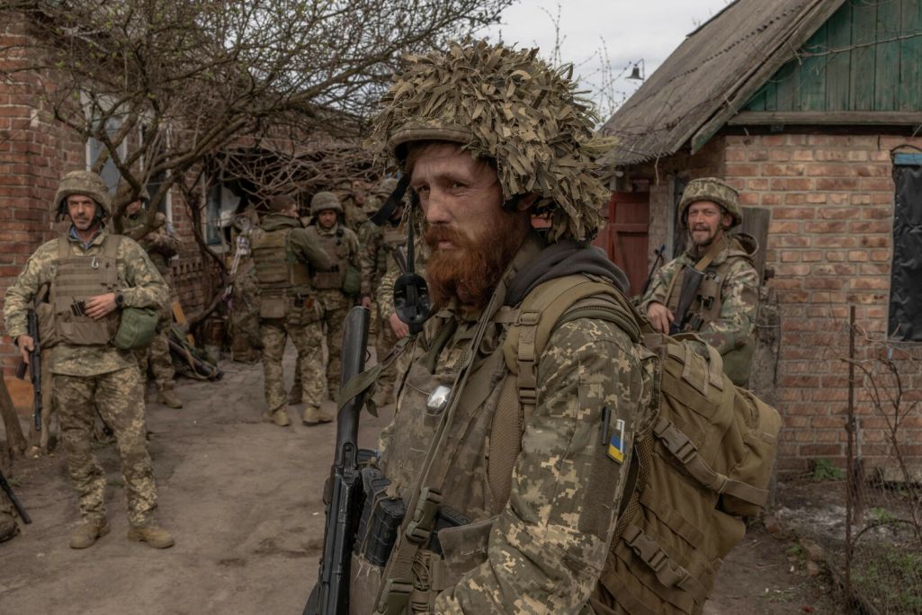 Украінскія пяхотнікі 23-й механізаванай брыгады ЗСУ чакаюць нак (Фота: Roman Pilipey / AFP / East News)