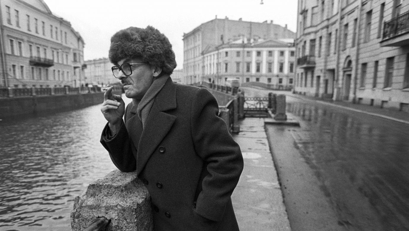 Lata 80. Bułat Okudżawa w Petersburgu, który w tamtym czasie nosił nazwę Leningrad. Fot.  Yuri Belinsky Dostawca: PAP/ITAR-TASS