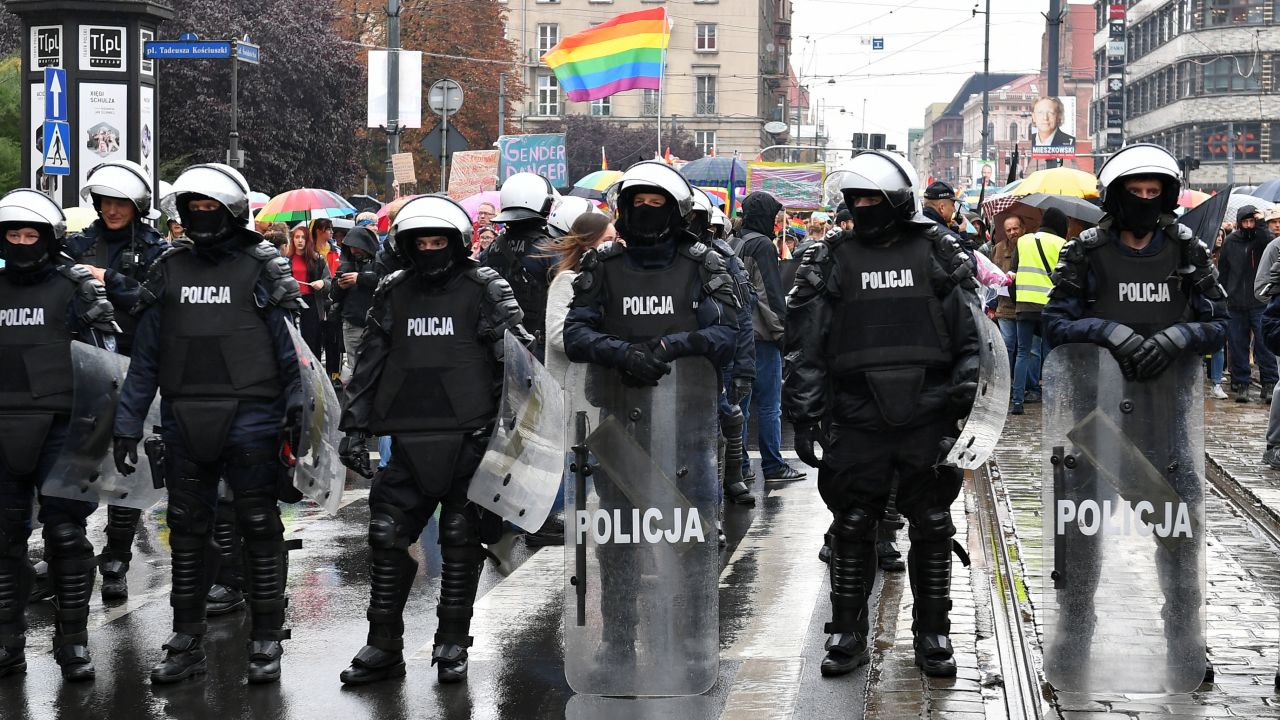 Podejrzanego mężczyznę zatrzymała policja (fot.PAP/Maciej Kulczyński)