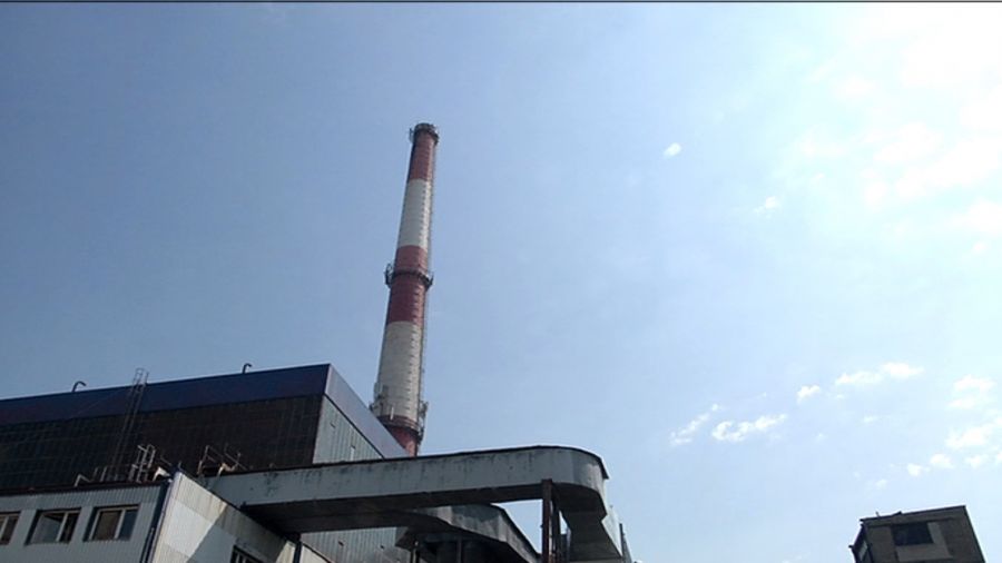 Mężczyźni wczesnym rankiem, pod wpływem alkoholu, weszli na najwyższy komin elektrociepłowni Moszczenica. Fot. TVP3 Katowice