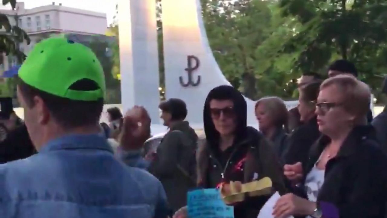 Uczestnicy protestu zachęcali niepełnosprawnego młodego mężczyznę, by rzucał jajkami w zdjęcia polityków PiS i prezydenta RP (fot. twitter.com/DariuszMatecki) Uczestnicy protestu zachęcali niepełnosprawnego młodego mężczyznę, by rzucał jajkami w zdjęcia polityków PiS i prezydenta RP (fot. twitter.com/DariuszMatecki)