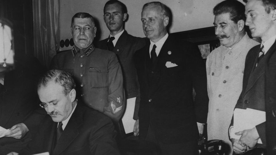 Radziecki minister spraw zagranicznych Wiaczesław Mołotow sprawdza plan demarkacji Polski, za nim nazistowski minister spraw zagranicznych Joachim von Ribbentrop stoi obok Józefa Stalina. Fot. Hulton Archive / Getty Images