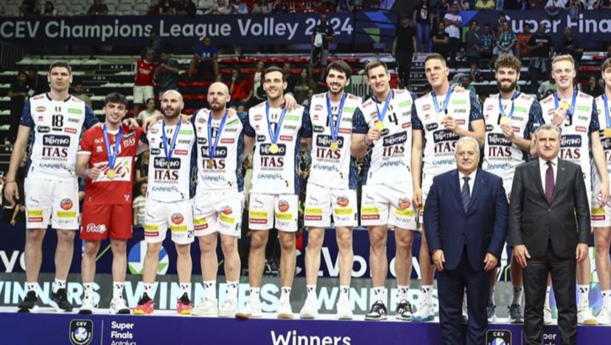 Marko Podrascanin, kapitan Itas Trentino (pierwszy z lewej) nie otrzymał medalu (fot. CEV). Marko Podrascanin, kapitan Itas Trentino (pierwszy z lewej) nie otrzymał medalu (fot. CEV).