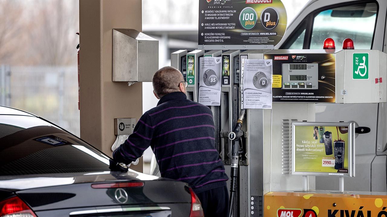 Panika na stacjach benzynowych na Węgrzech (fot. Janos Kummer/Getty Images)