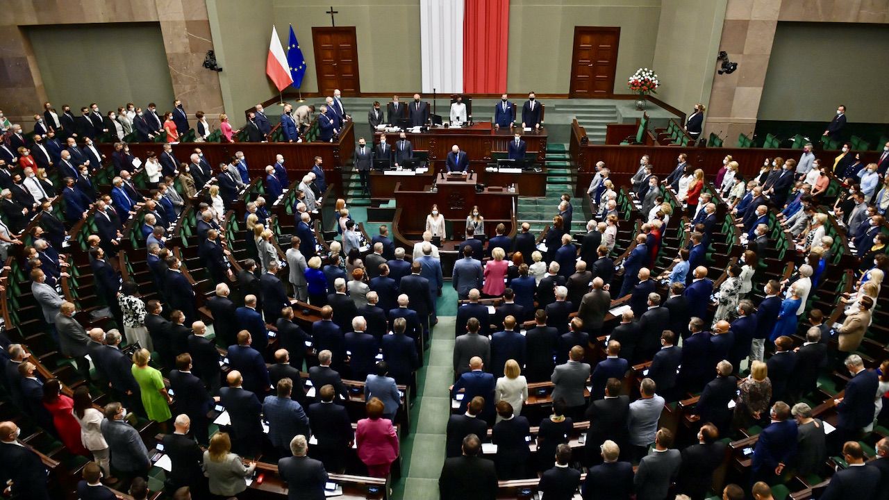 Jak zagłosowaliby dziś Polacy? (fot. PAP/Radek Pietruszka) Jak zagłosowaliby dziś Polacy? (fot. PAP/Radek Pietruszka)