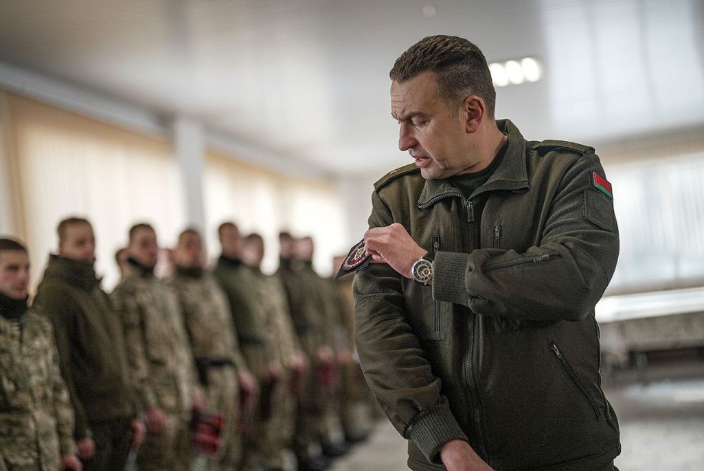 Мікалай Карпянкоў прымярае вагнэраўскі шаўрон. (Фота: orchestra_w / Telegram)