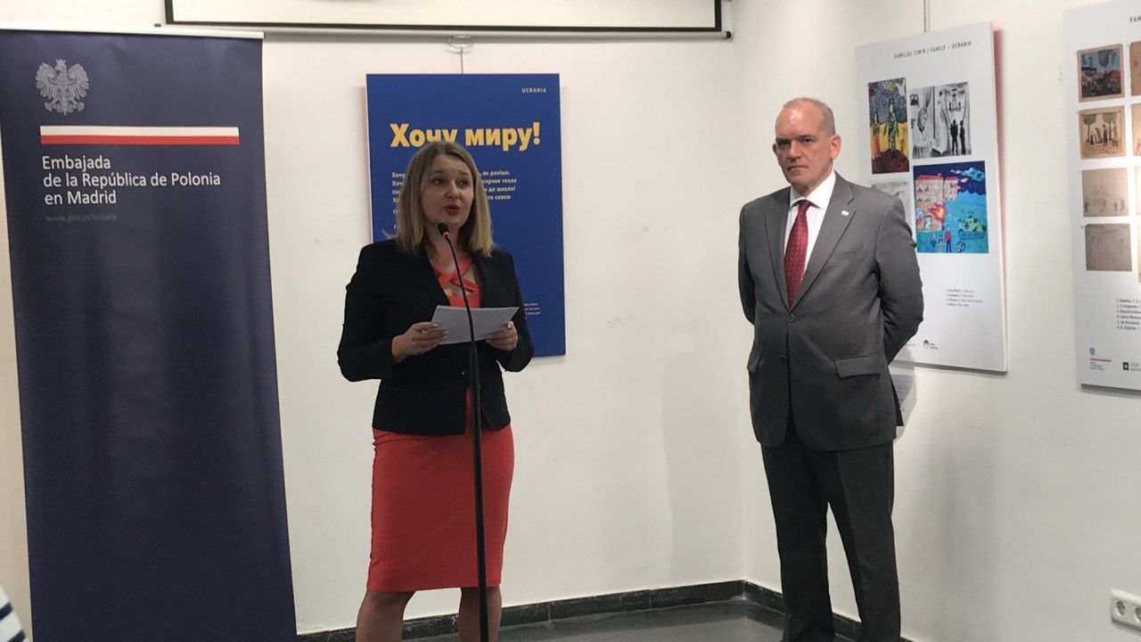 Ambasador RP w Hiszpanii Anna Sroka oraz ambasador Ukrainy Serhij Pohorelcew(fot. @PLenEspana/Twitter) Ambasador RP w Hiszpanii Anna Sroka oraz ambasador Ukrainy Serhij Pohorelcew(fot. @PLenEspana/Twitter)